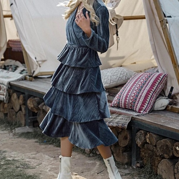 One size dress velvet tier navy blue belt included - Picture 3 of 4